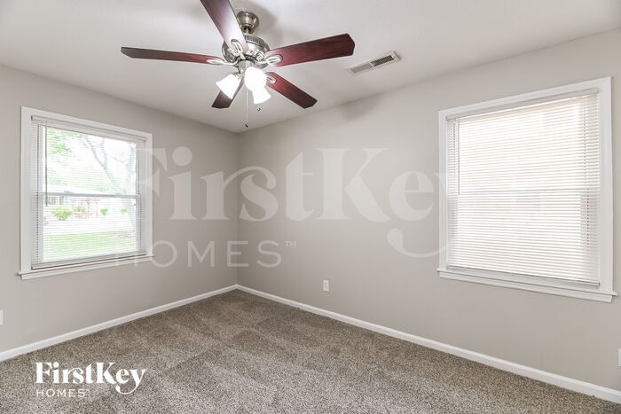 Building Photo - 141 N Lakeshore Dr