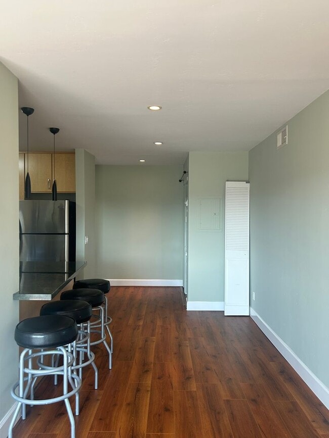 Building Photo - Spacious 2 bedroom