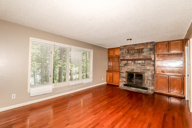 Building Photo - Beautiful 3 bedroom, 3 bath,  mother-in-law sweet with full kitchen in lower level.