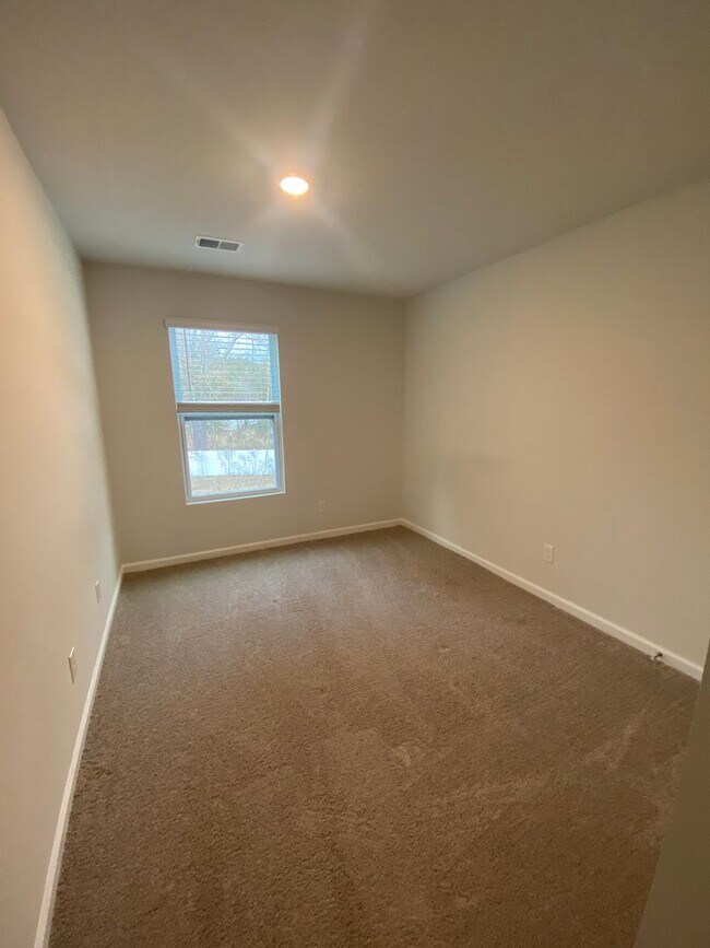 Building Photo - 3 bed 2.5 bath!