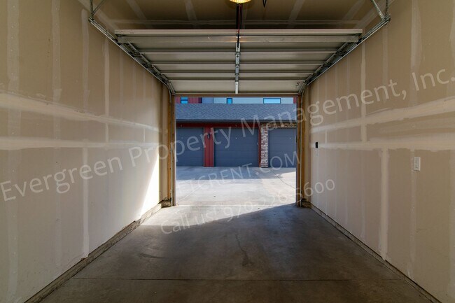Building Photo - 2715 Iowa Dr