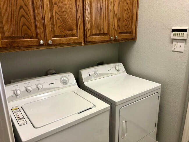 Building Photo - 3BR/3BA House Near Campus