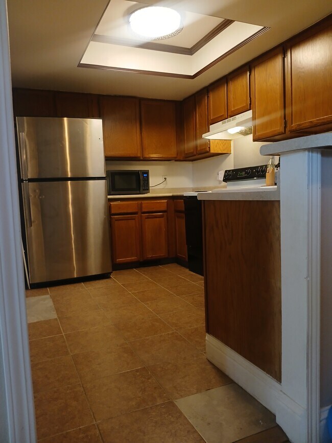 Building Photo - 775 Kingston Dr