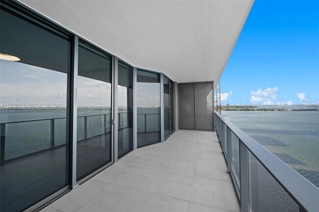 Building Photo - 700 NE 24th St