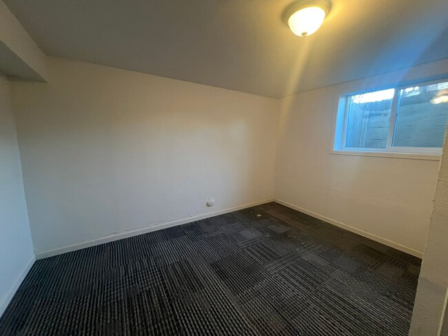 Building Photo - 5 Bedroom Home Near Mitchell High School