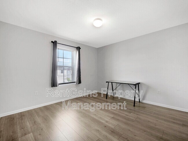 Building Photo - 597 Meadow Ridge Dr
