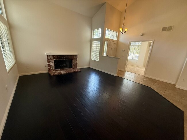 Building Photo - LOCATION LOCATION!! 4BR/3BA Townhome in De...