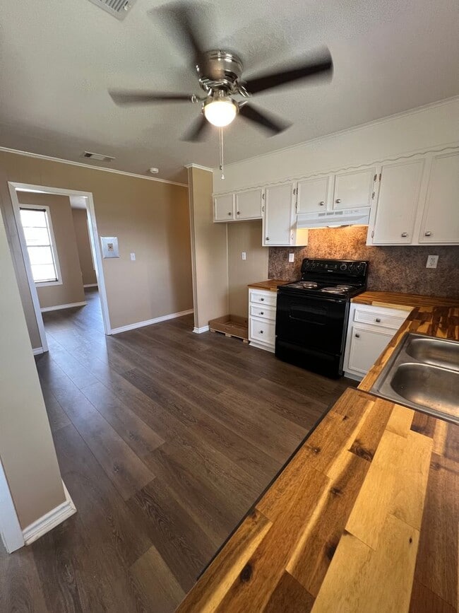 Building Photo - Home for lease