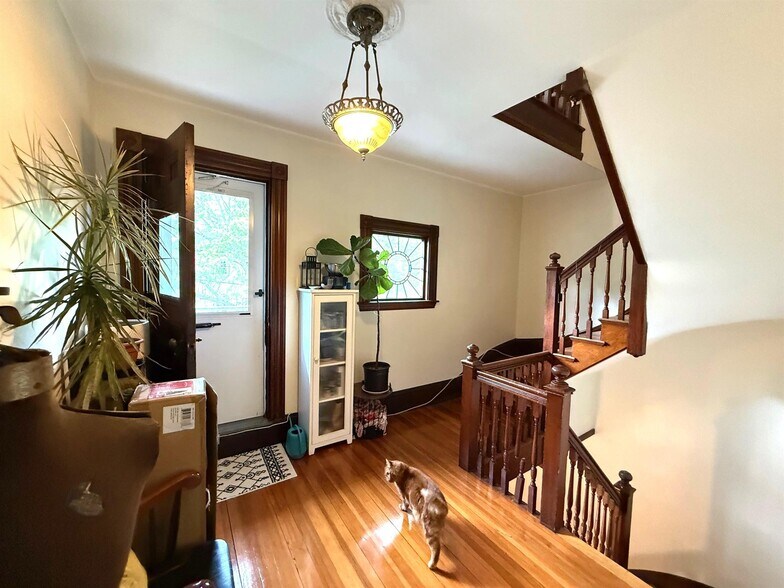 Building Photo - 13 Standish St
