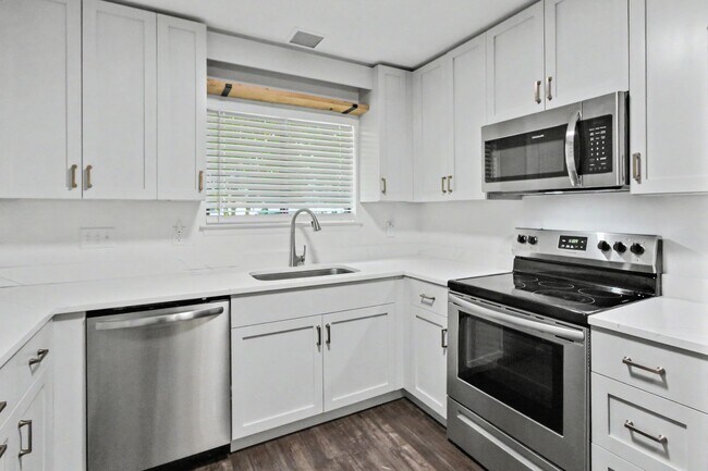 Building Photo - 2 Bedroom Condo In South Park!