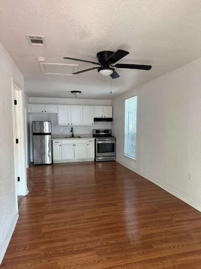 Building Photo - Newly Renovated Beautiful Home Close to So...