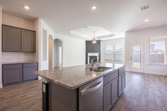 Building Photo - 4037 Woodford Dr
