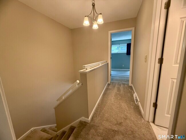 Building Photo - 562 Oak Ave