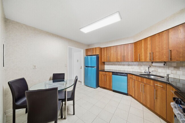 Building Photo - 2103 Harmon Cove Tower