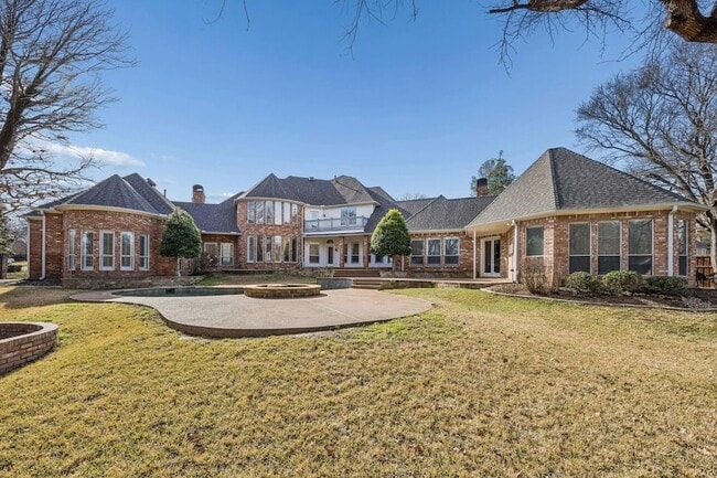 Building Photo - 2900 Creekview Dr