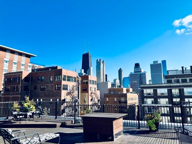 Building Photo - 1339 N Dearborn St