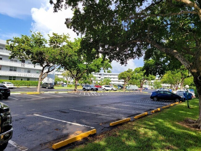 Building Photo - 120 Royal Pk Dr