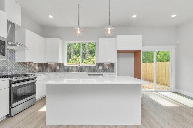 Building Photo - 5818 Burt St