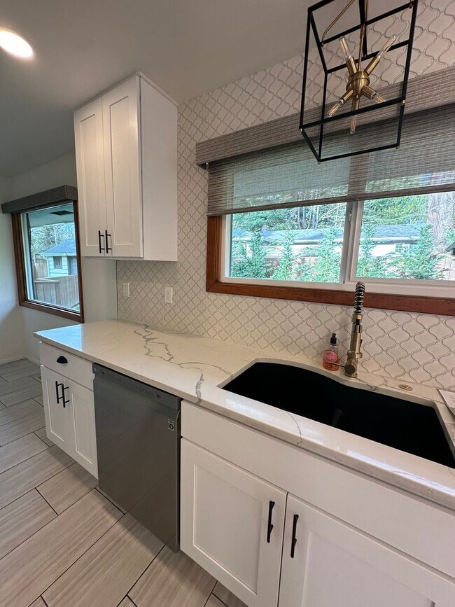 Building Photo - GORGEOUS RANCH STYLE HOME ON HUGE MANICURED LOT IN GARDEN HOME IN SW PORTLAND