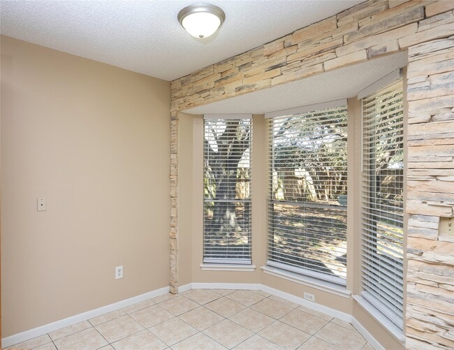 Building Photo - 811 Sierra Lake Dr