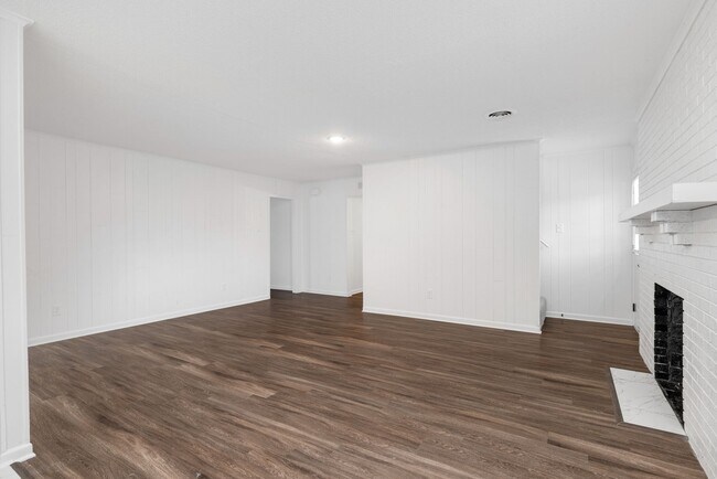 Building Photo - 5 bedroom 3 bath in Covington recently renovated just off the town square