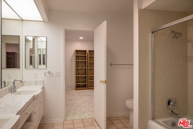 Building Photo - 2701 Lake Hollywood Dr