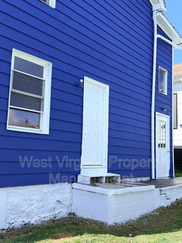 Building Photo - 304 N 3rd St