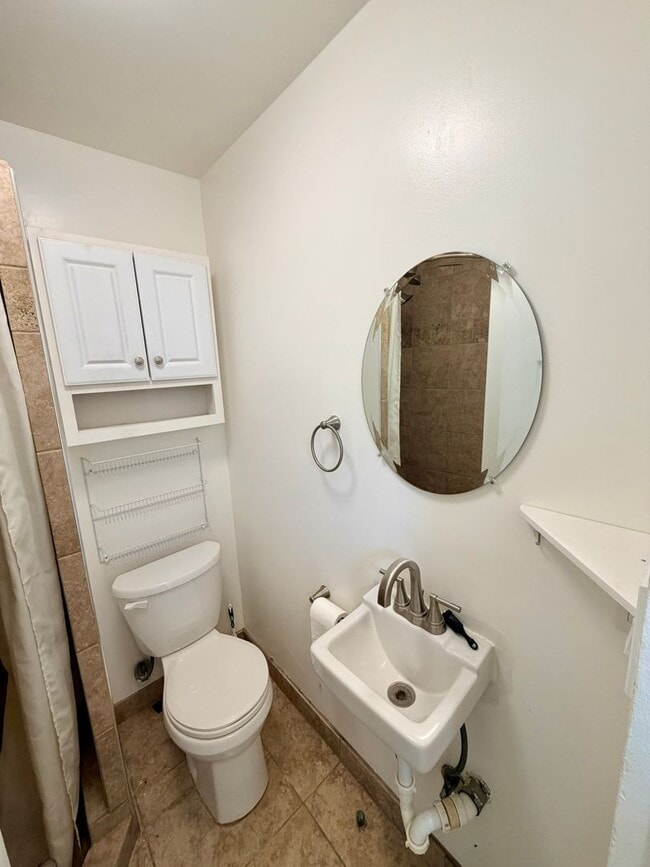 Building Photo - Remodeled studio residence with a panoramic view (Lower Manoa)