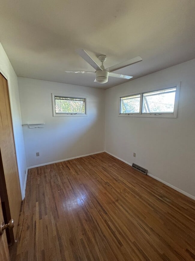 Building Photo - Cozy Home