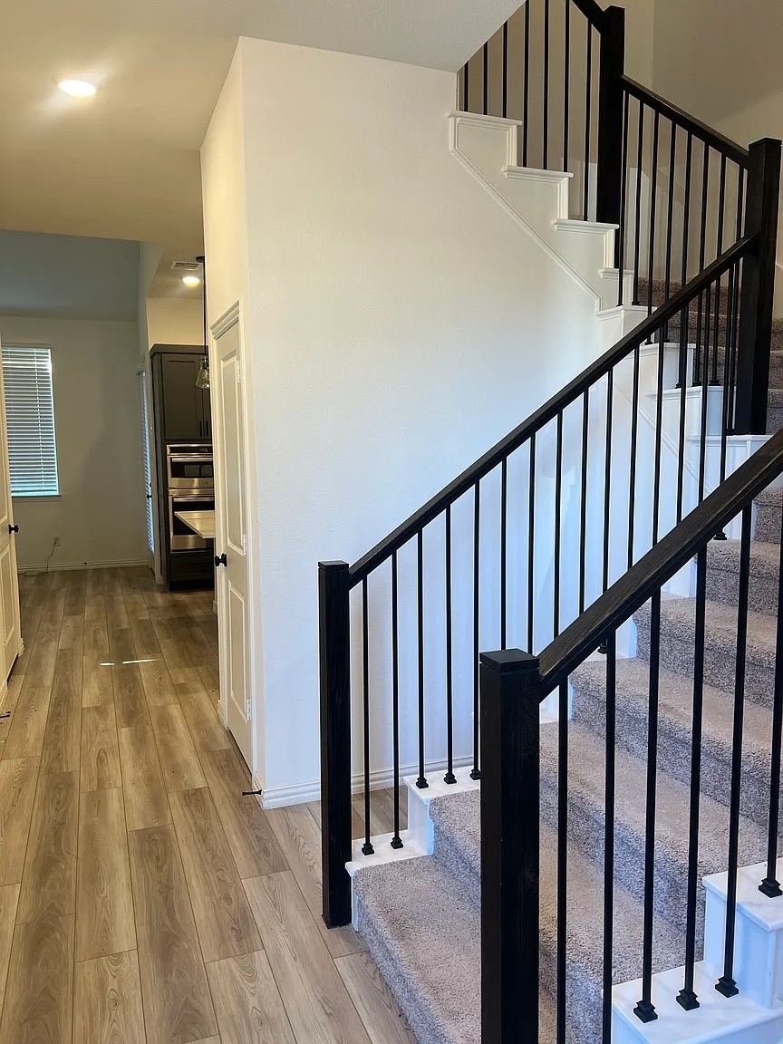 Building Photo - Room in House on Jones Dr