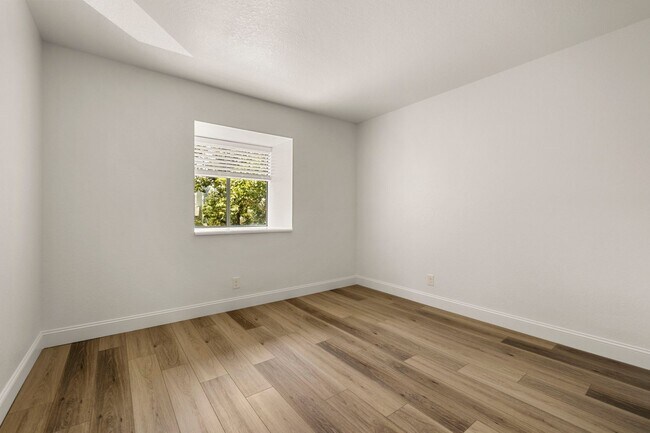 Building Photo - 5607 Walnut Ave