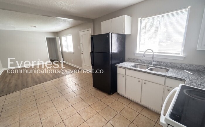Building Photo - 907 Garywood Pl