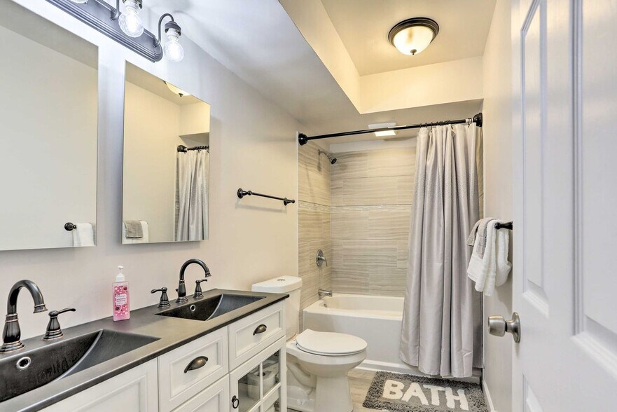 Building Photo - 6832 Woodmeadow Dr