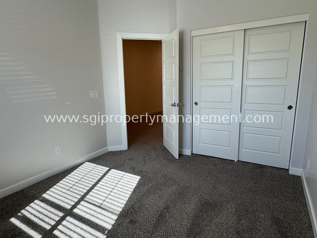 Building Photo - 724 E Ruby Dr