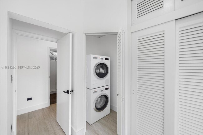 Building Photo - 4710 Pine Tree Dr