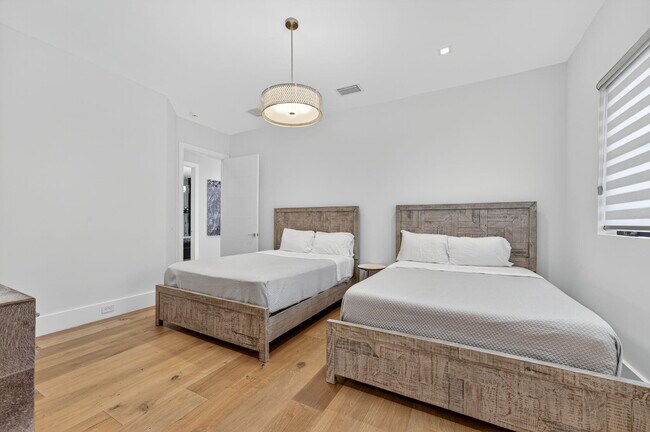 Building Photo - 785 NE 70th St