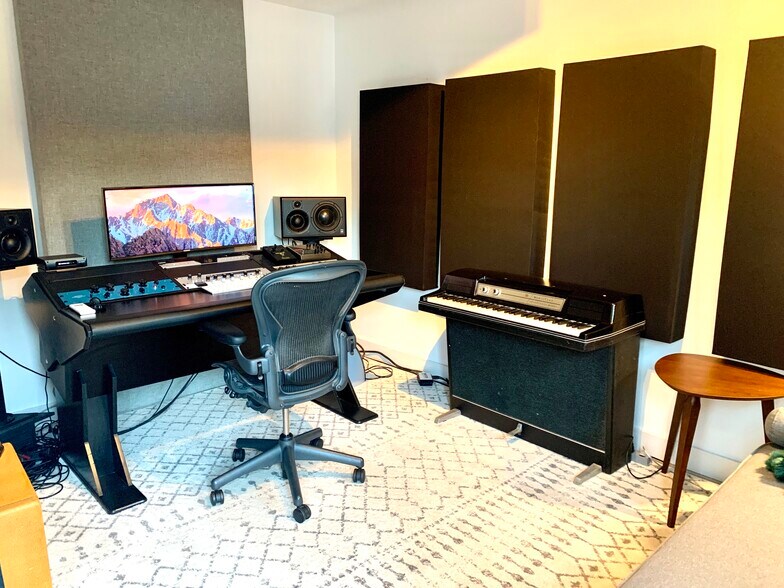 Shed in backyard converted into 3rd bedroom or home office - 1236 Sunnymeade Dr