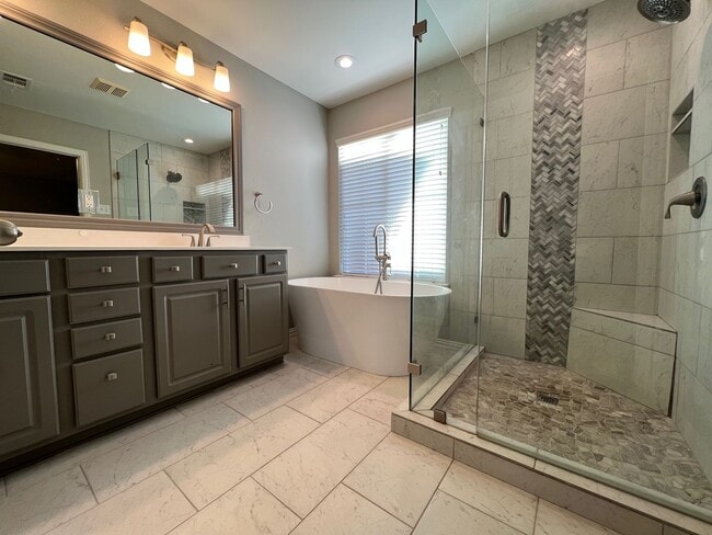 Building Photo - Lovely 4 bedroom 3 bath home!