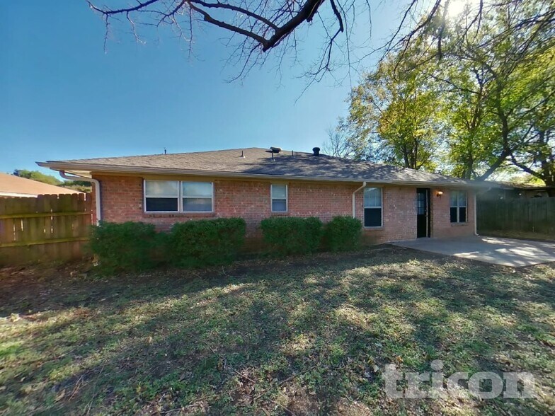 Building Photo - 810 Dogwood Dr