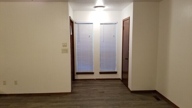 Entry with closet - 910 Acacia Circle