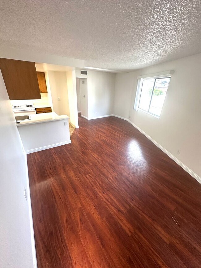 Building Photo - Spacious, bright and HUGE 2bd/1ba + 2 park...