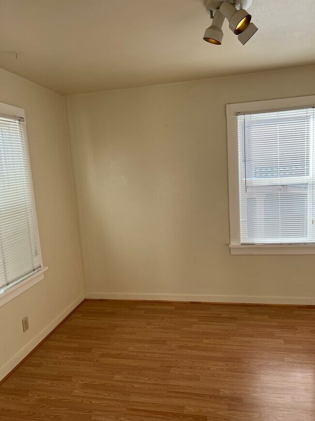 Building Photo - COMING-SOON - $1695.00 - Fenced Yard - Lam...