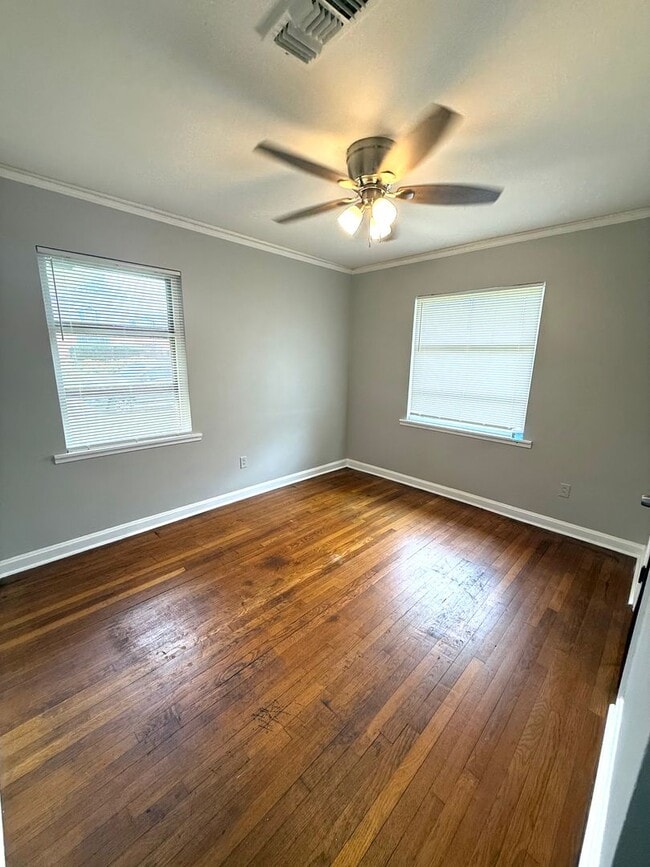 Building Photo - ** 3 Bed 1 Bath Located in Montgomery Heig...