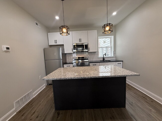 Building Photo - Renovated 2-Bedroom Apartment in Vibrant U...
