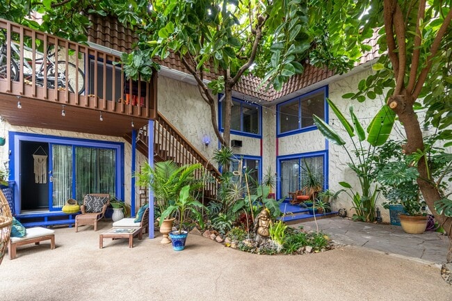 Building Photo - 706 E Stuart St