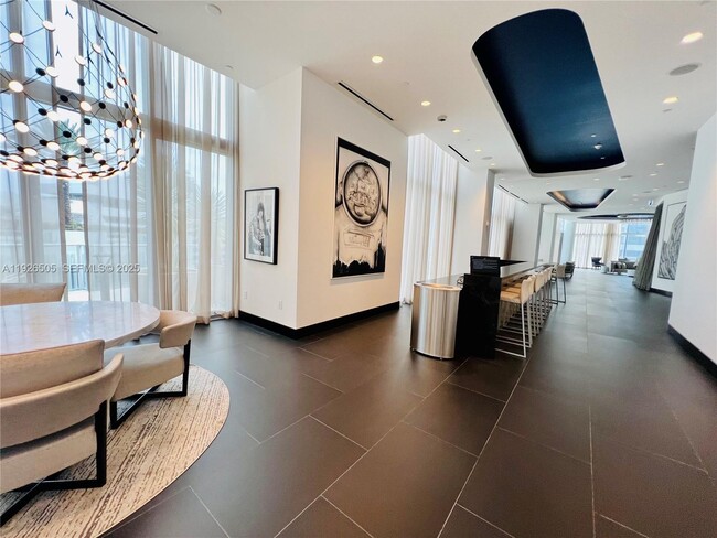 Building Photo - 851 NE 1st Ave