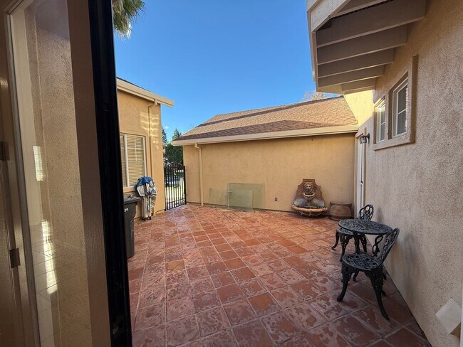 Building Photo - 5 bedrooms located in Redbridge Gated Community!