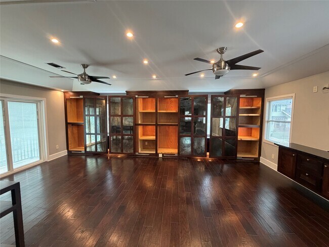 Building Photo - 102 E 5th St