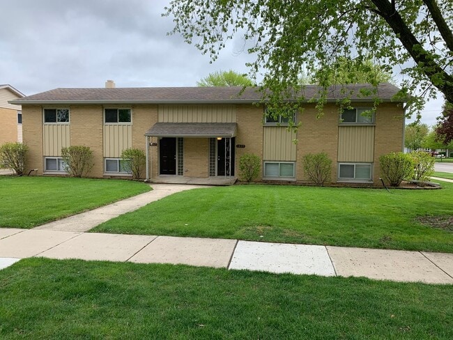 Primary Photo - Spacious 3 bd 1.5 bth Raised Ranch Duplex