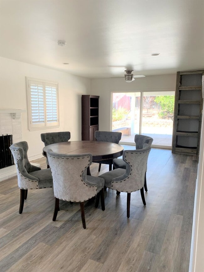 Building Photo - ***BEAUTIFUL 3 BEDROOM, 2 BATH HOUSE AVAIL...
